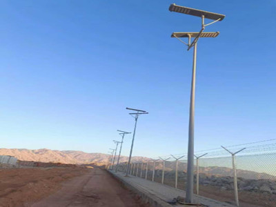 300W solar street lights with cleaning function installed in Saudi Arabia