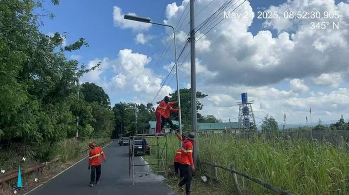 Solar street lights with cleaning function installed in the Philippines