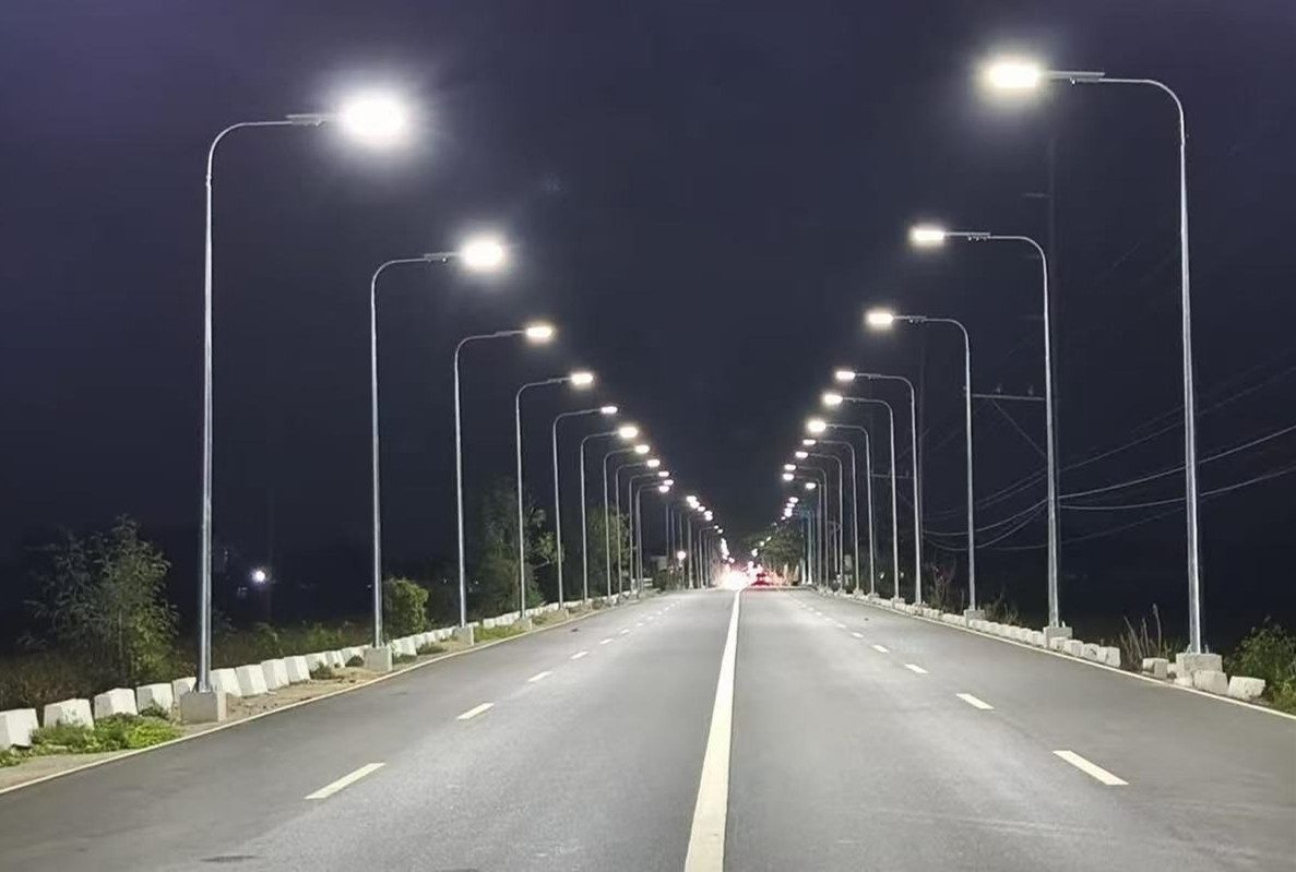 65 sets of 120-watt solar streetlights