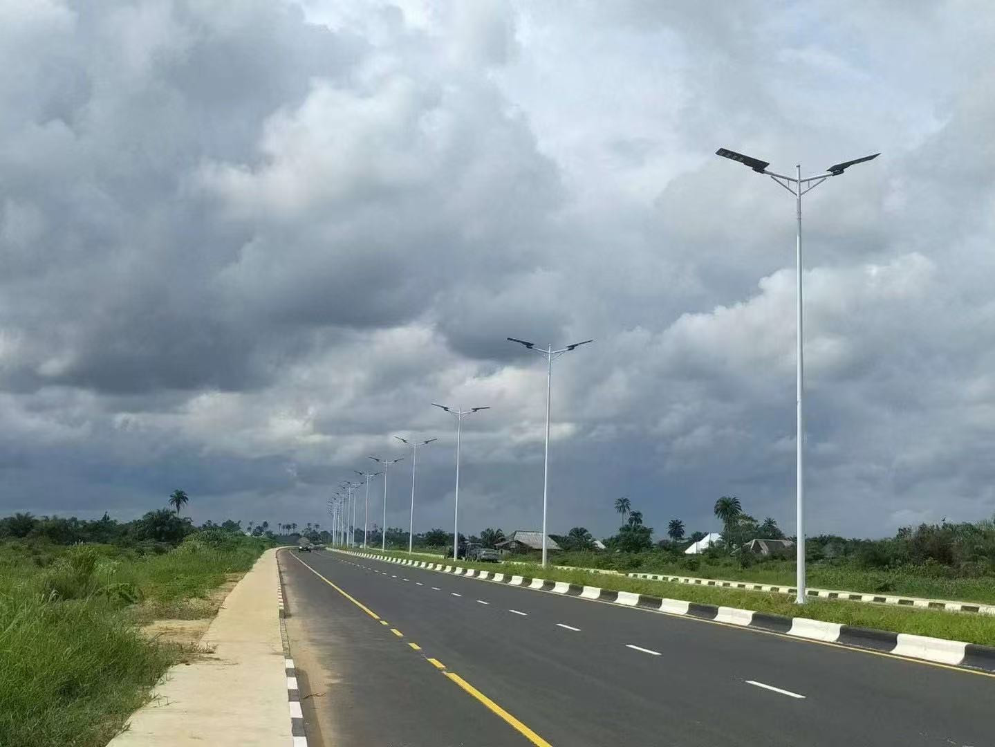 100W solar street light installation effect 100W solar street light installation effect